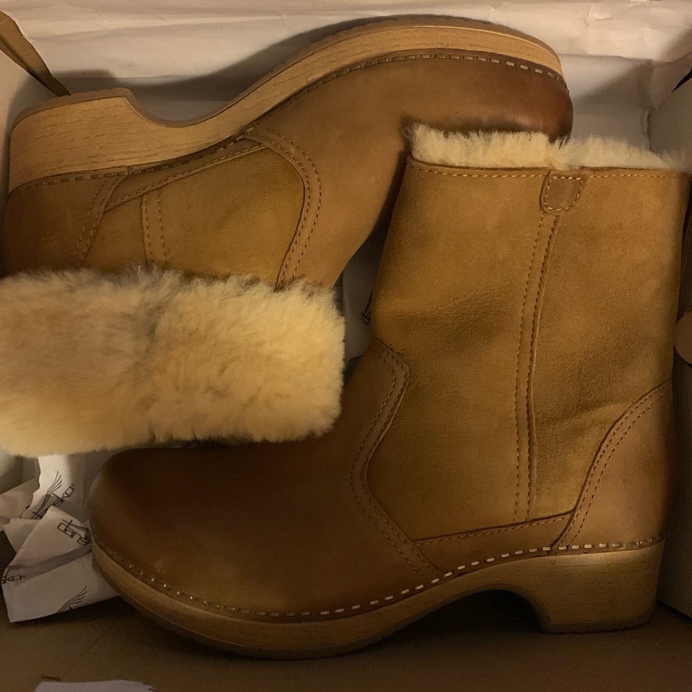 Dansko “Bettie” in Nubuck Honey, shearling linning. New in box - Picture 3 of 7